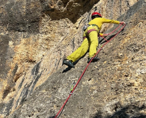 Escursione in falesia con arrampicata sportiva e panorama sulle colline umbre.