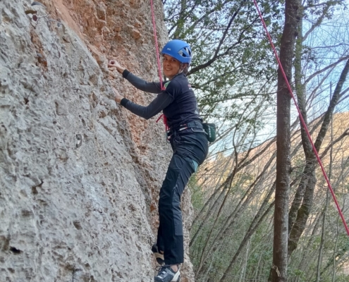 Via d’arrampicata immersa nella natura umbra con vista mozzafiato.