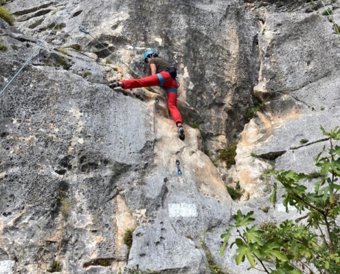 Escursione in falesia con arrampicata sportiva e panorama sulle colline umbre.