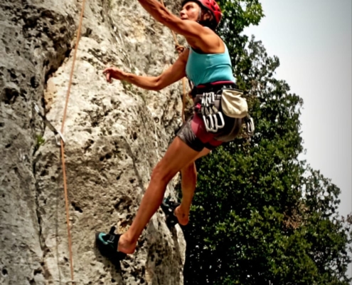 Escursione in falesia con arrampicata sportiva e panorama