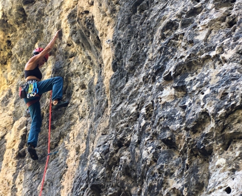 Via d’arrampicata nella natura umbra con vista mozzafiato.