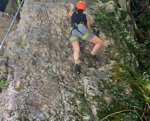 Escursione in falesia con arrampicata sportiva e panorama sulle colline umbre.